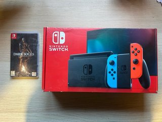 Nintendo Switch + juego Dark Souls + caja original