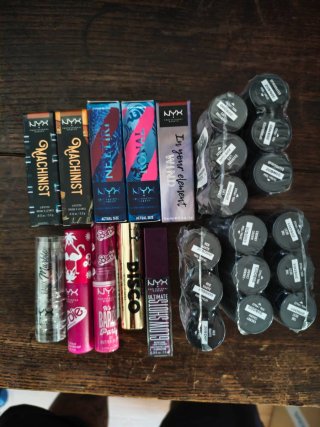 Lote de Pintalabios y Cosméticos NYX