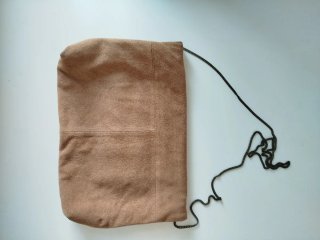 Bolso de mano marrón con cadena Ante
