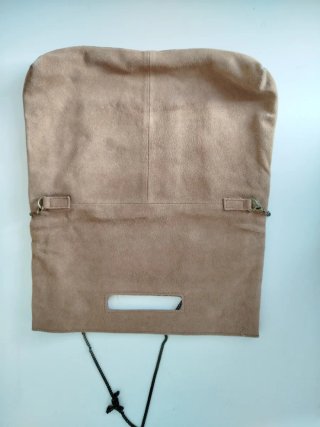 Bolso de mano marrón con cadena Ante