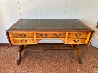 Mesa de despacho antigua de madera y cuero