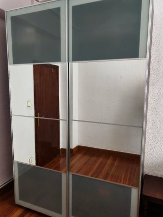 Armario PAX IKEA con puertas correderas de espejo
