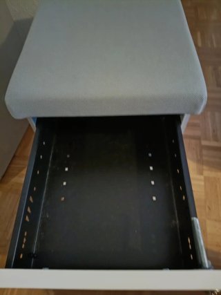Cajonera móvil con tres cajones
