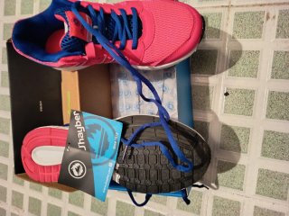 Zapatillas deportivas Shuoder fucsia y azul.