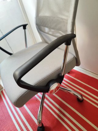 Sillón de escritorio ergonómico gris