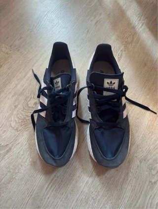 Zapatillas adidas Negras y Blancas