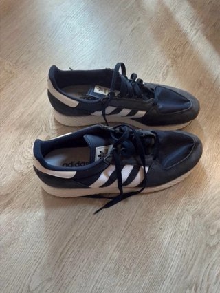 Zapatillas adidas Negras y Blancas