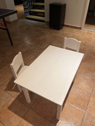 Mesa y 2 sillas infantiles