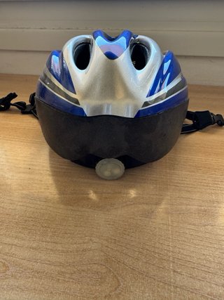 Casco de bici azul y plateado