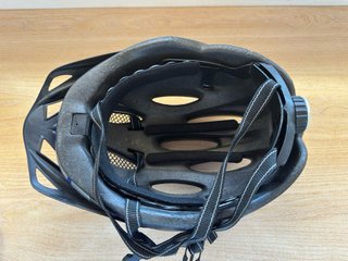 Casco de bici azul y plateado