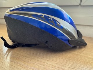 Casco de bici azul y plateado