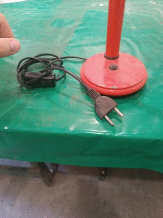 Lámpara de escritorio roja y negra