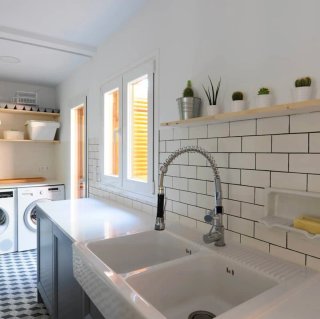 Colocar un suelo , hacer paredes pladur , un baño