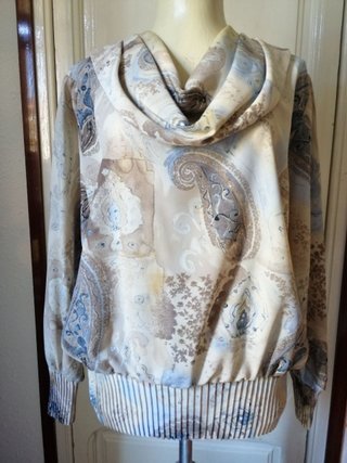 Blusa cuello drapeado estampada