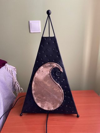 Lámpara de metal con diseño de lágrima