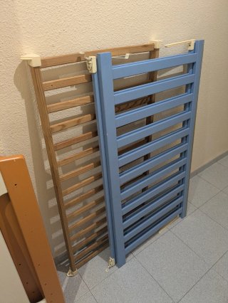 Cuna de madera multicolor