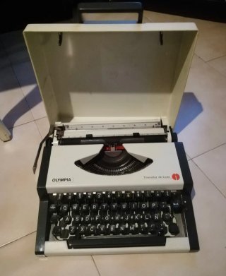 Máquina de escribir Olympia Traveller de Luxe