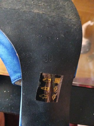 Zapatos y cartera azul a juego