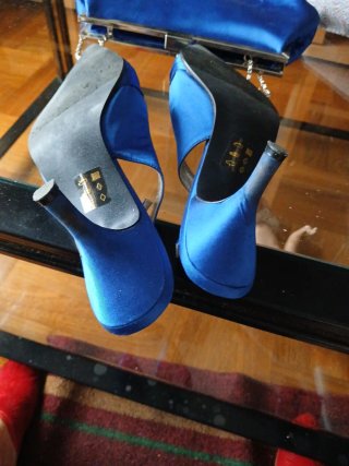 Zapatos y cartera azul a juego