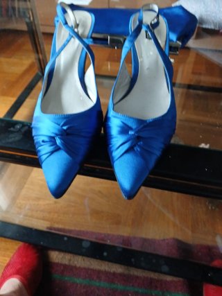 Zapatos y cartera azul a juego