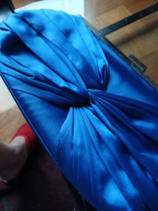 Zapatos y cartera azul a juego