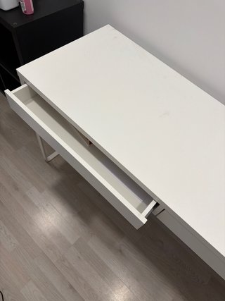 Mesa de escritorio blanca