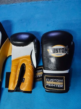 Guantes y espinilleras Kick Boxing K1 Muai thay.