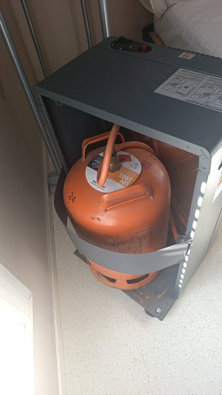 estufa de gas para el frió y su bombona