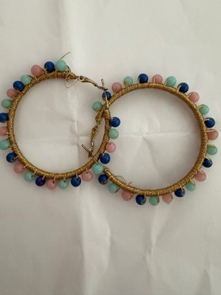 Aros dorados con abalorios multicolor
