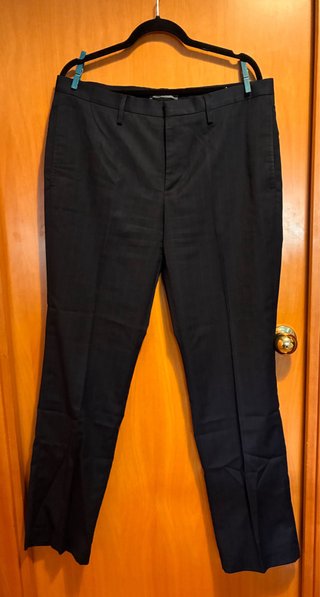Pantalón de vestir azul oscuro con rayas finas.