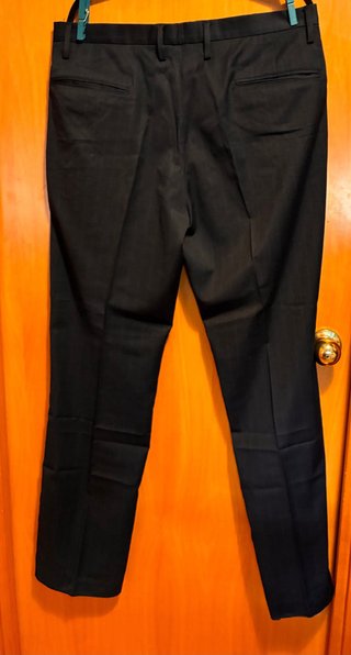 Pantalón de vestir azul oscuro con rayas finas.