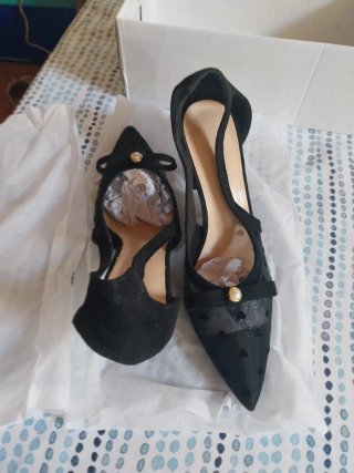 Zapatos de tacón negros de malla con corazones
