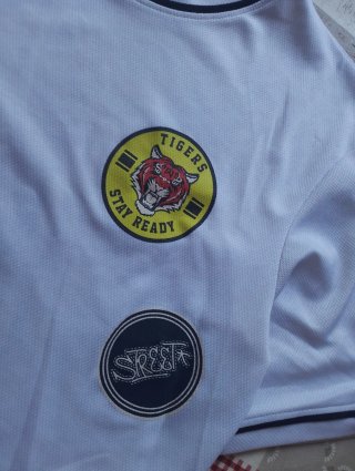 Camiseta Deportiva Blanca y Negra Talla M