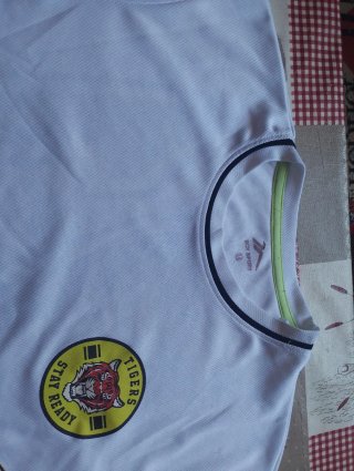 Camiseta Deportiva Blanca y Negra Talla M