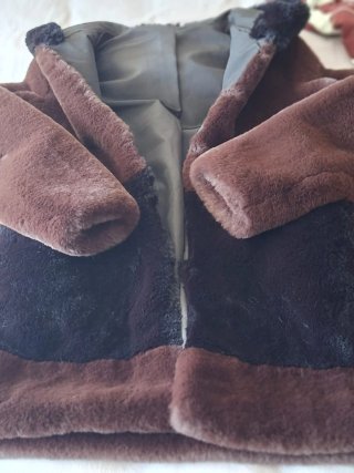 Pelliccia ecologica marrone e nera