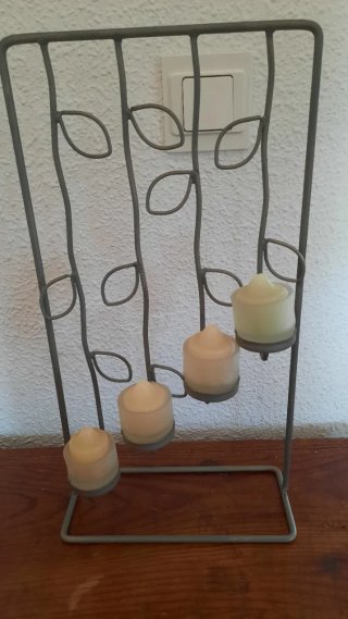 Candelabro de Metal con Diseño de Hojas