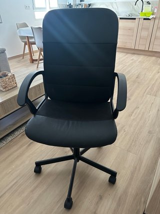 Silla de oficina negra