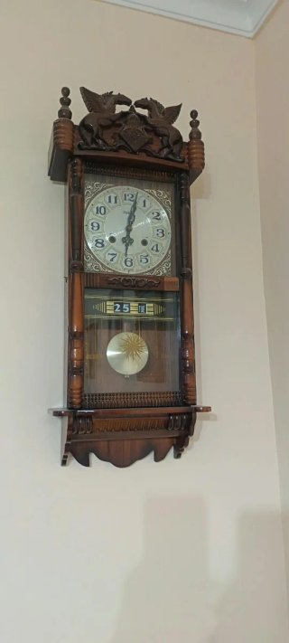 Reloj de pared antiguo de madera