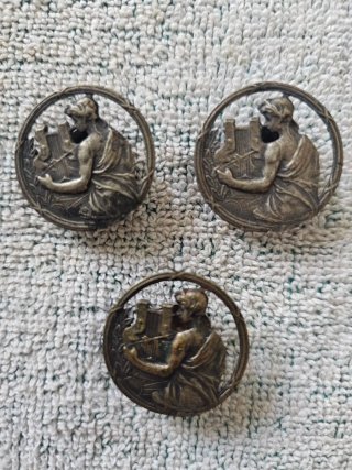 3 Botones Antiguos de Bronce y Latón