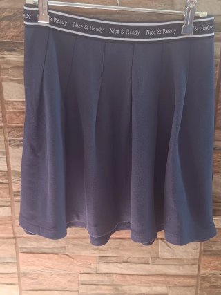Falda azul semientableada. Talla 13-14 ,104 cm