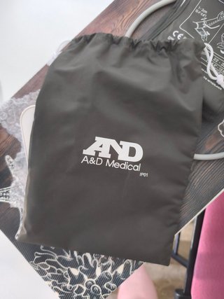 Tensiómetro A&D + Cargador Pilas AA/AAA 4 Ranuras