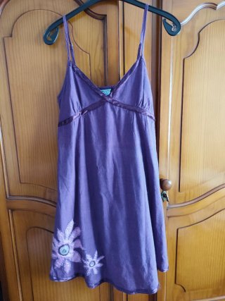 Vestido morado con flores