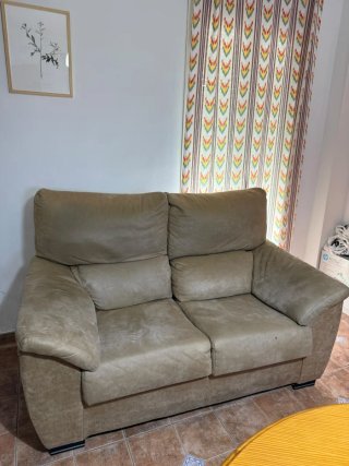 Sofá de dos plazas beige