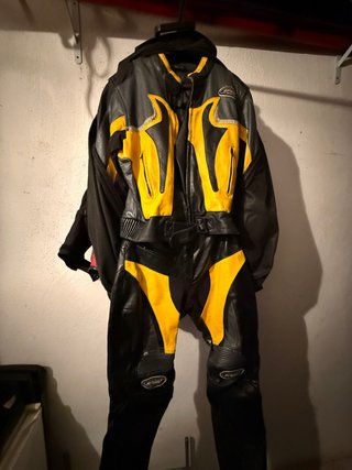 Mono de moto cuero negro y amarillo
