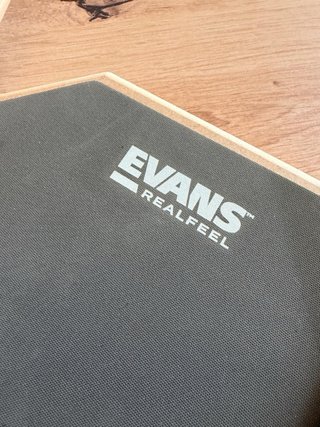 Pad de Práctica Evans RealFeel y Baquetas