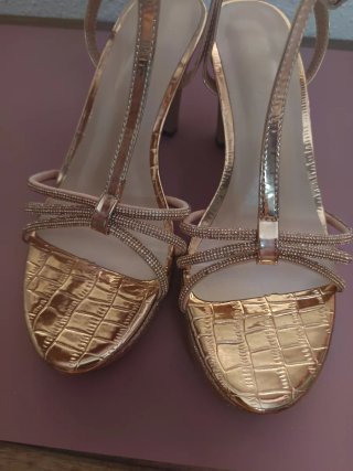 Sandalias de tacón doradas SIN USO