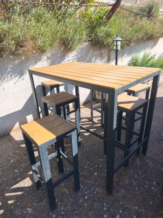 Mesa alta y 4 taburetes de exterior
