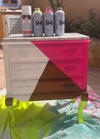 Mesita cajonera antigua restaurada