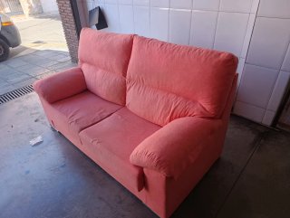 Sofá de 2 plazas en color coral