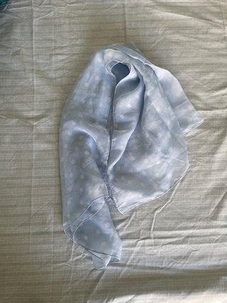 Pañuelo de seda azul con lunares blancos